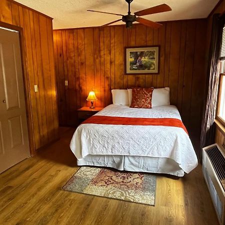 Meadowlark Motel With Restaurant & Bar マギー・バレー エクステリア 写真
