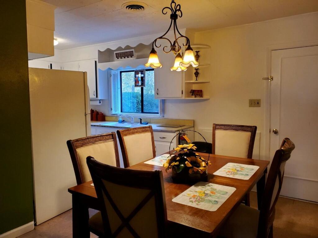 Meadowlark Motel With Restaurant & Bar マギー・バレー エクステリア 写真