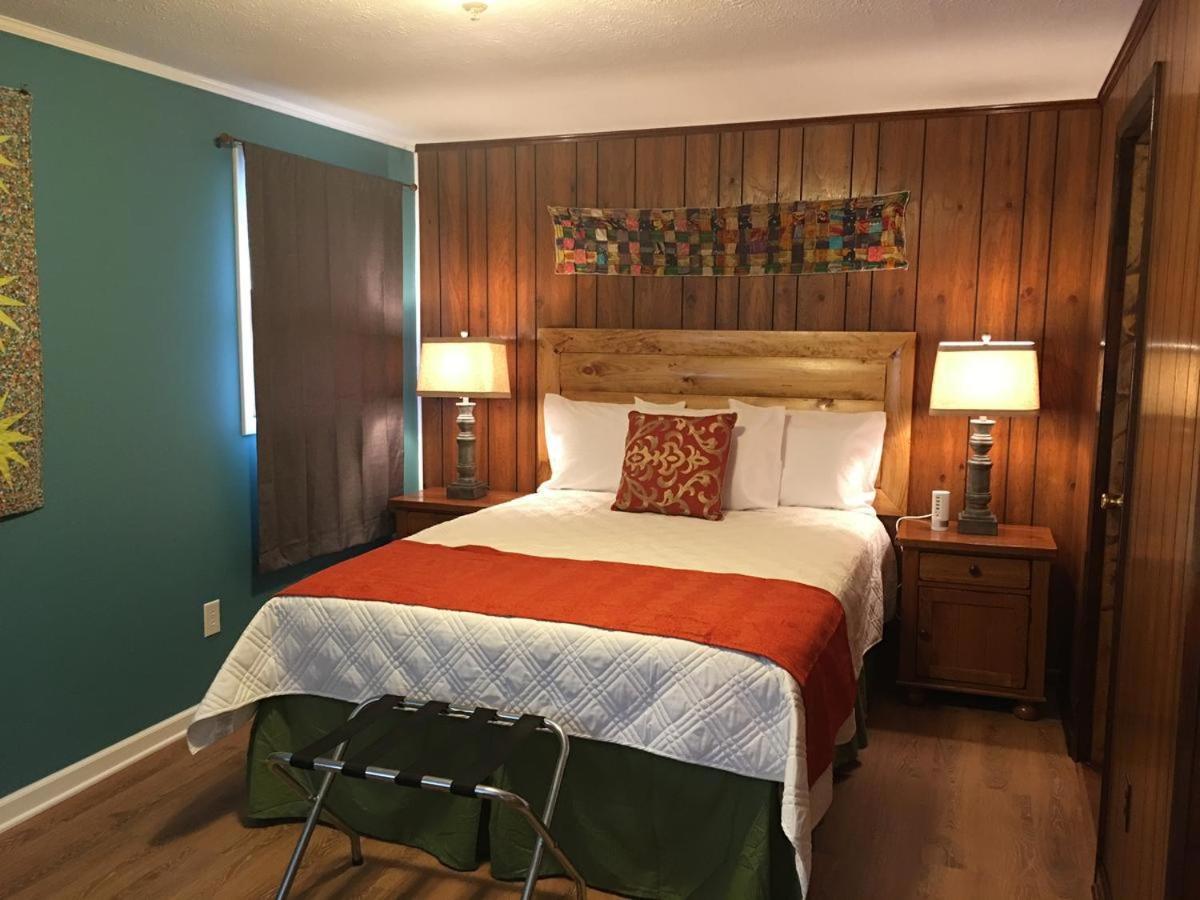 Meadowlark Motel With Restaurant & Bar マギー・バレー エクステリア 写真