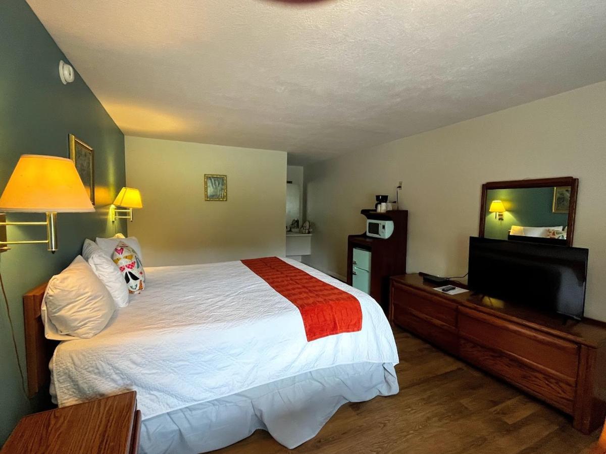 Meadowlark Motel With Restaurant & Bar マギー・バレー エクステリア 写真